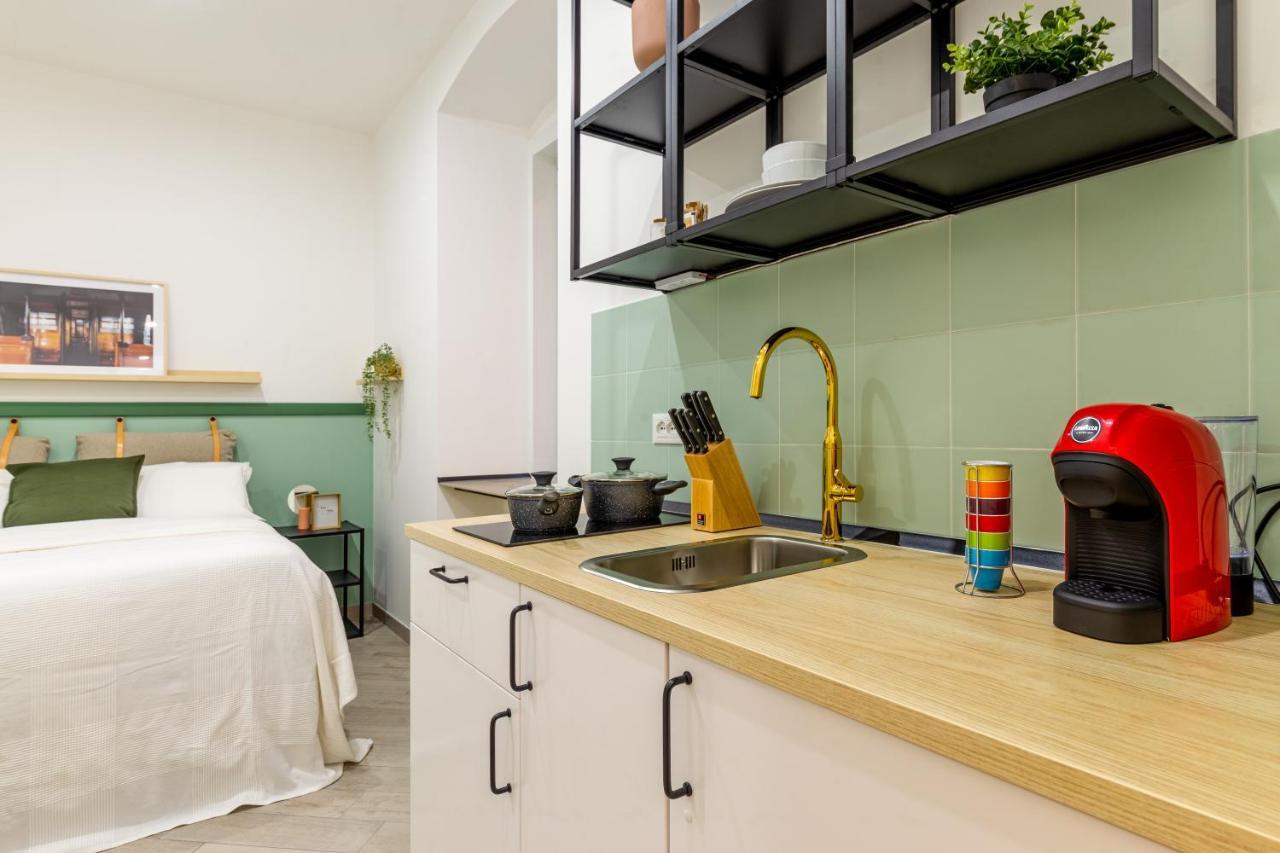 Lovely And Tiny Pied-A-Terre In The City Center 的里雅斯特 外观 照片